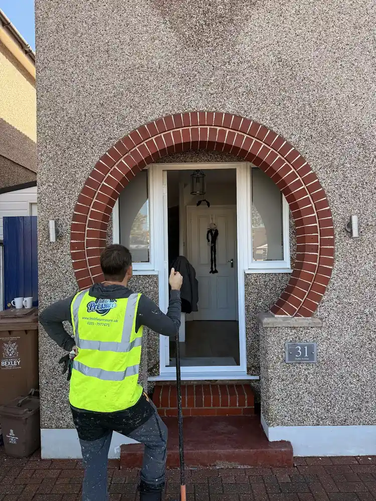 brick-arch-paint-removal-finished-result-under-100kb.webp